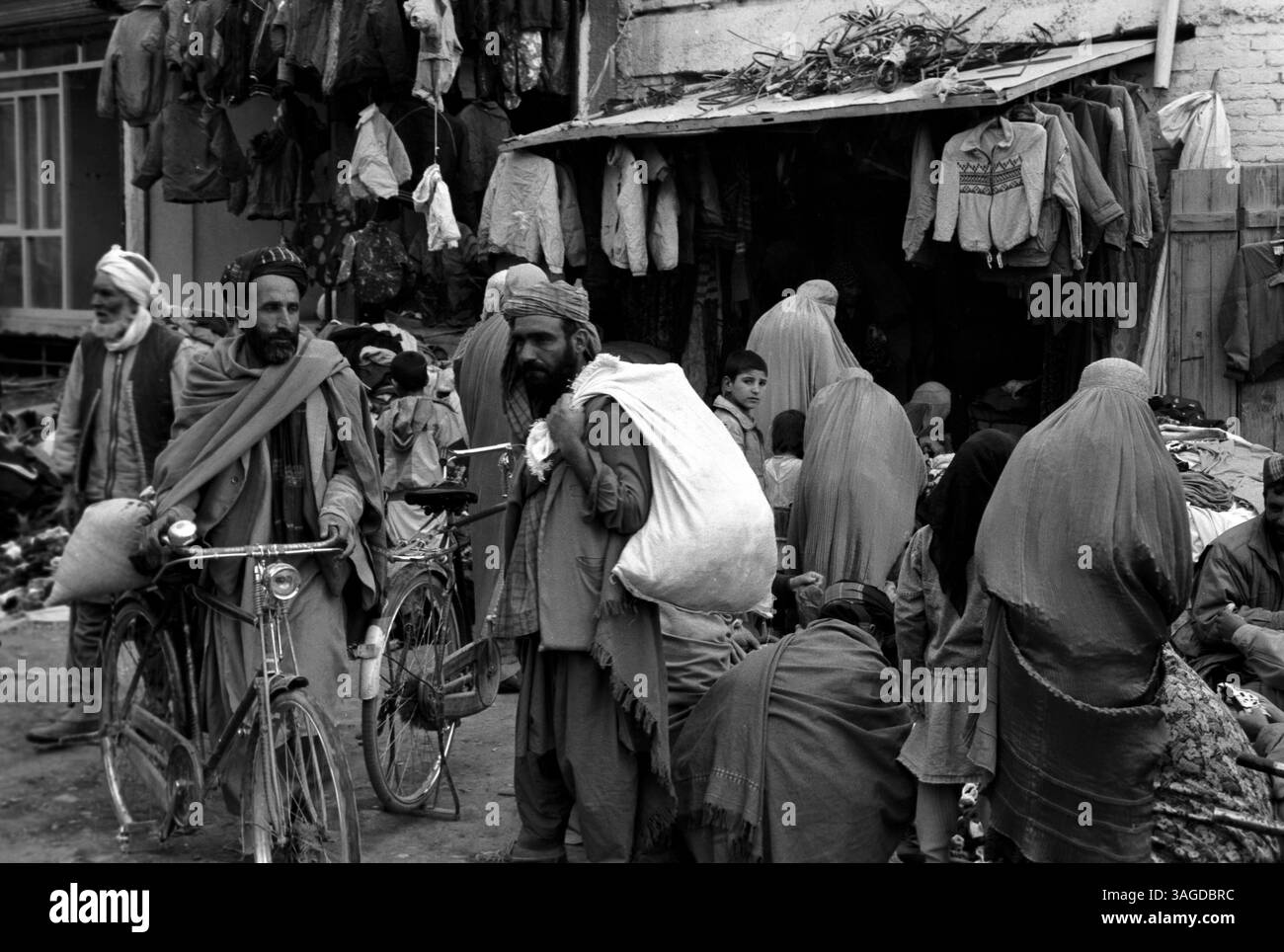 20. November 2005 – Kabul, Uruzgan, Afghanistan – Afghanistan offiziell die Islamische Republik Afghanistan ist ein Binnenland, das etwa im Zentrum Asiens liegt. Die Politik in Afghanistan bestand historisch aus Machtkämpfen, blutigen Putschen und instabilen Machtübertragungen. Mit Ausnahme einer Militärjunta wurde das Land im letzten Jahrhundert von fast jedem Regierungssystem regiert, einschließlich einer Monarchie, republik, Theokratie und kommunistischem Staat. ABBILDUNG: Afghanische Menschen, die auf dem Markt in Kabul einkaufen (Kreditbild: Ton Koene/ZUMAPRESS.com) Stockfoto