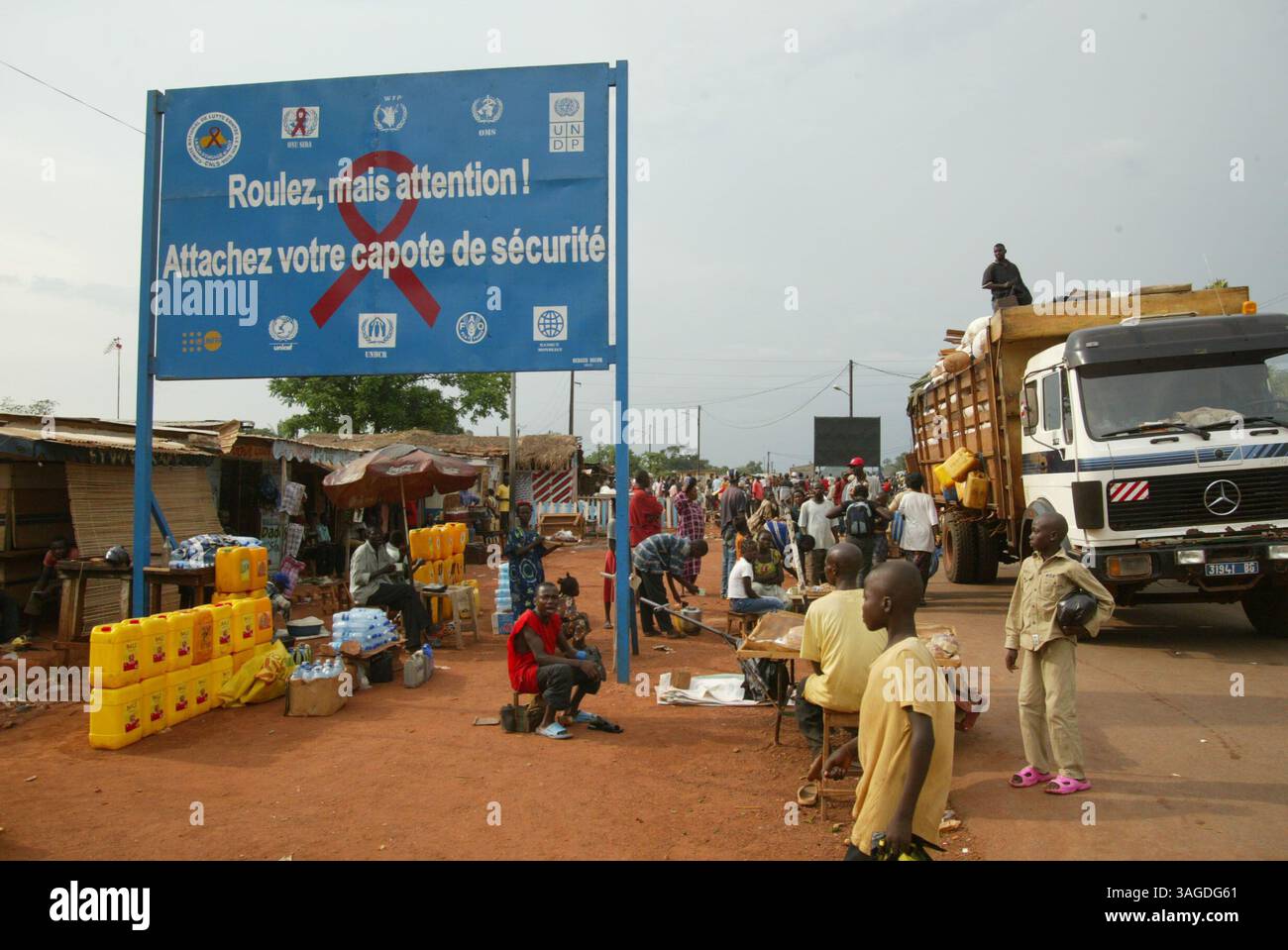 17. Januar 2009 - Zentralafrikanische Republik - ein öffentliches Aufklärungsschild über AIDS auf einem AUTOMARKT. 2005 brachen Kämpfe zwischen Regierungstruppen und verschiedenen Rebellengruppen im Nordwesten der Zentralafrikanischen Republik aus (Credit Image: Ton Koene/ZUMAPRESS.com) Stockfoto