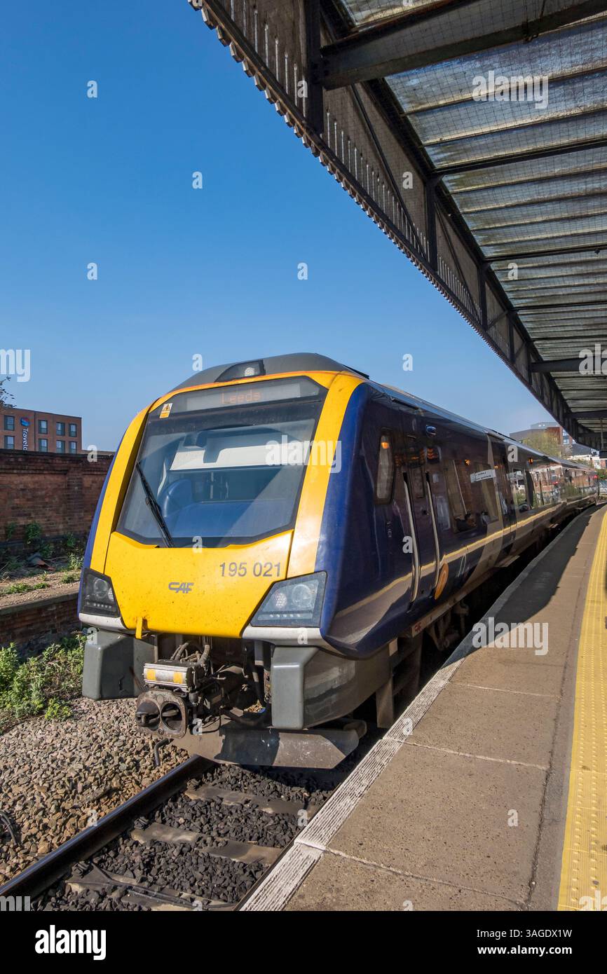 Der nördliche Eisenbahnzug wartet am Bahnsteig 5a Lincoln Stockfoto