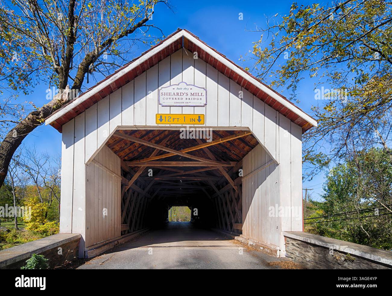 Blick auf die historische überdachte Brücke von Shear's Mill über den Tohickon Creek, Bucks County, Pennsylvania, USA Stockfoto