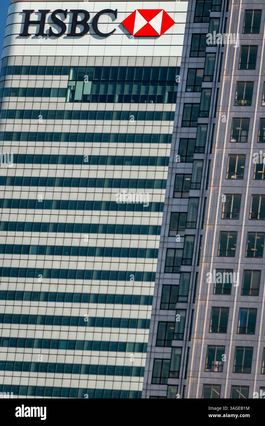 HSBC-Hauptsitz in Canary Wharf, London, mit moderner Glasfassade und Corporate Branding im Herzen des Finanzviertels Stockfoto