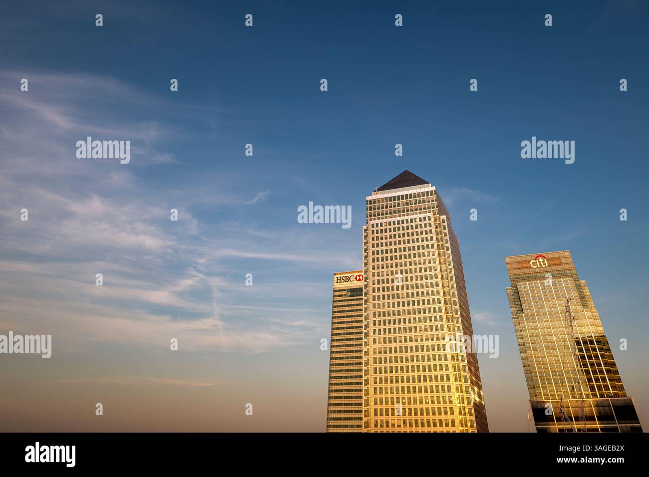 Skyline von Canary Wharf in London, Großbritannien, mit den Wolkenkratzern HSBC und Citi Bank, beleuchtet von goldener Stunde Sonnenlicht vor einem klaren Abendsk Stockfoto
