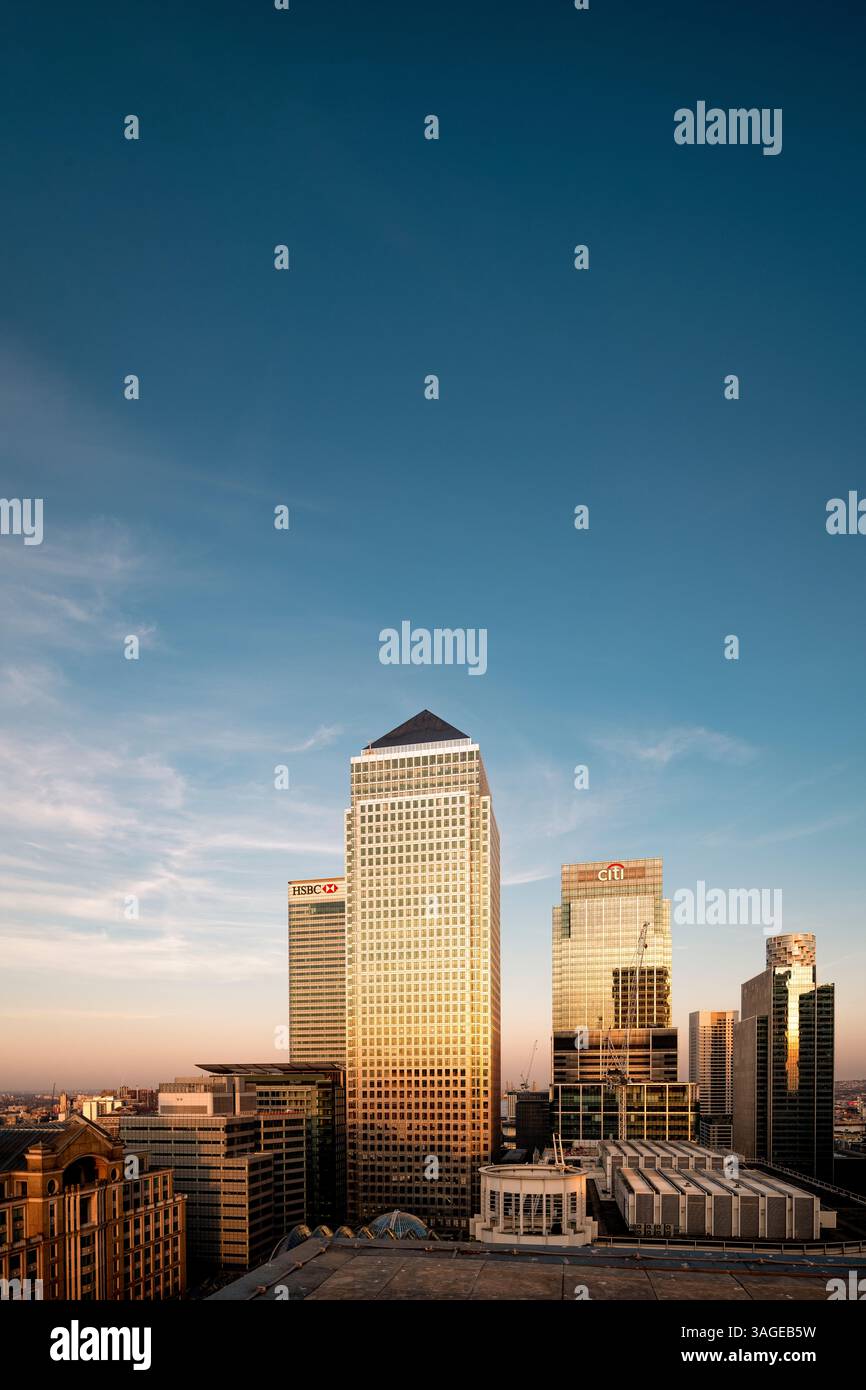 Skyline von Canary Wharf in London, Großbritannien, mit Wolkenkratzern von HSBC und Citi Bank, die von goldener Stunde Sonnenlicht vor einem klaren Abendhimmel beleuchtet werden Stockfoto
