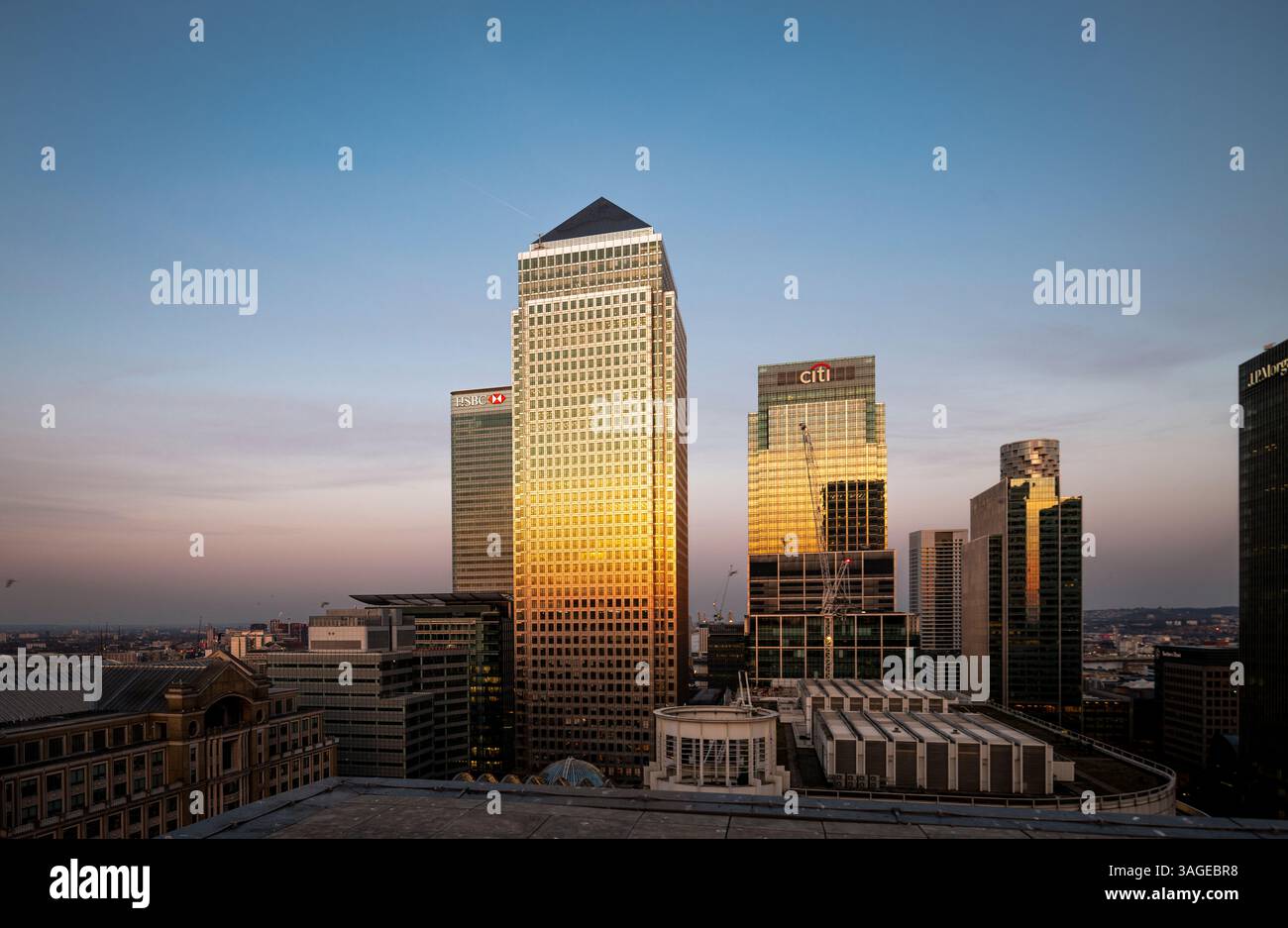 Skyline von Canary Wharf in London, Großbritannien, mit den Wolkenkratzern HSBC und Citi Bank, beleuchtet von goldener Stunde Sonnenlicht vor einem klaren Abendsk Stockfoto