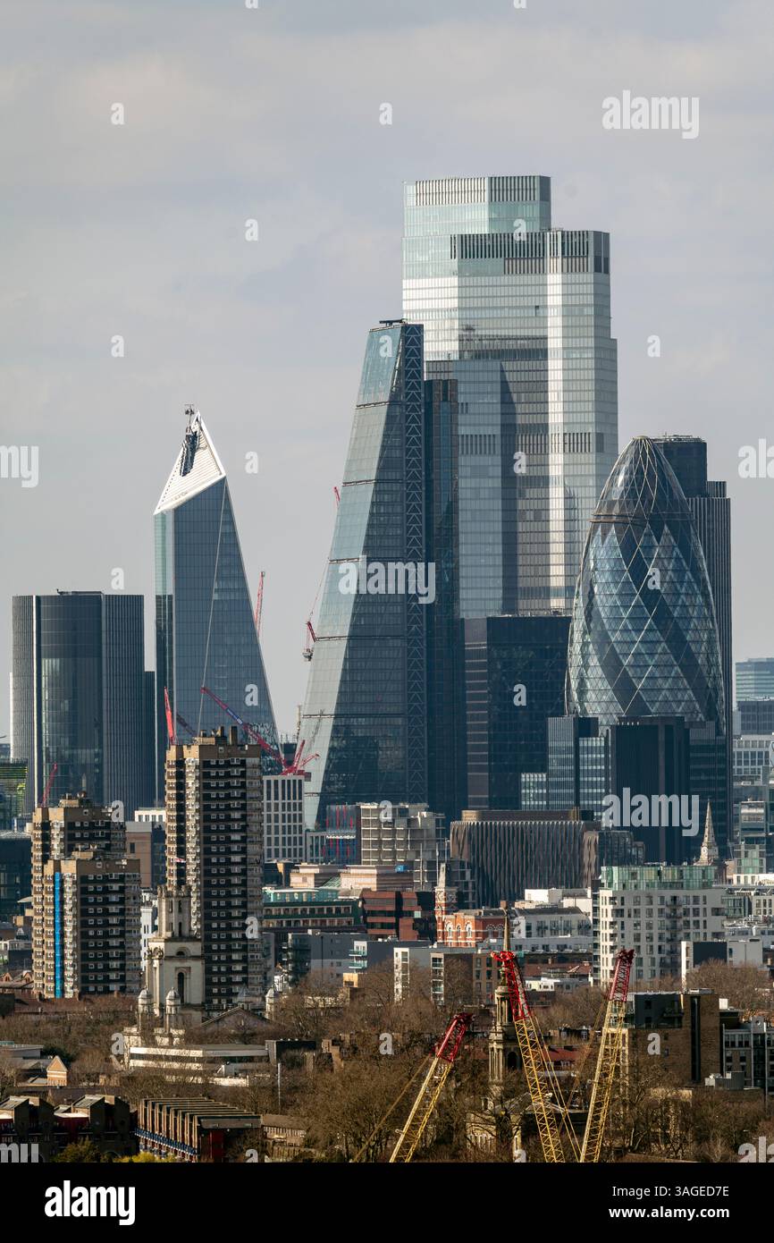 Hohe Bürohochhäuser in der City of London, darunter 22 Bishopsgate, Gherkin, Leadenhall Building und Skalpell, aus der Ferne gesehen Stockfoto
