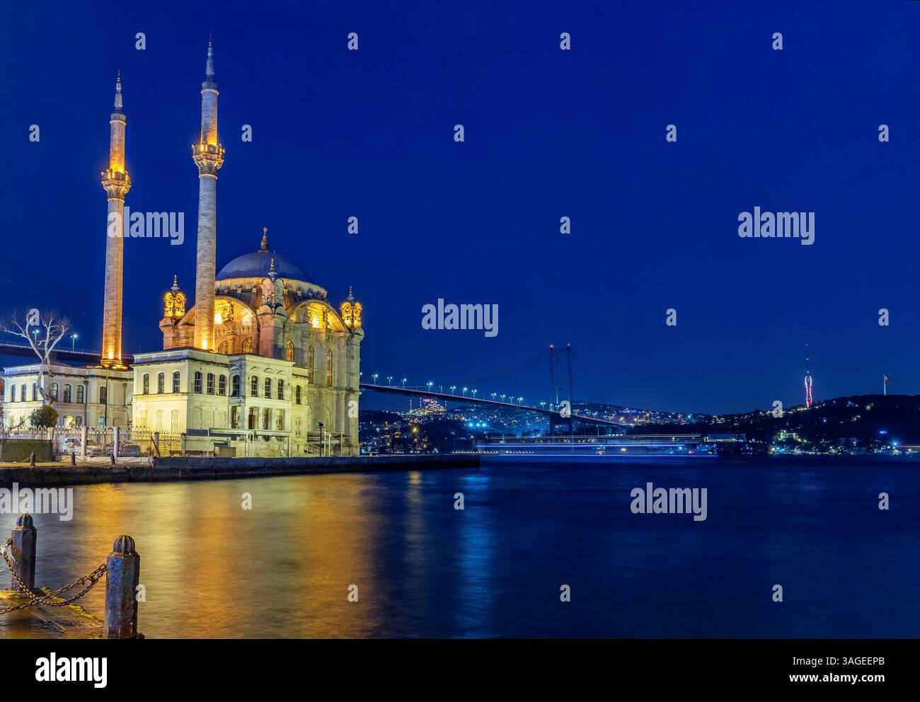 Wunderschöner Blick auf die Ortakoy Moschee im Bezirk Besiktas Istanbul, Turkiye. Stockfoto