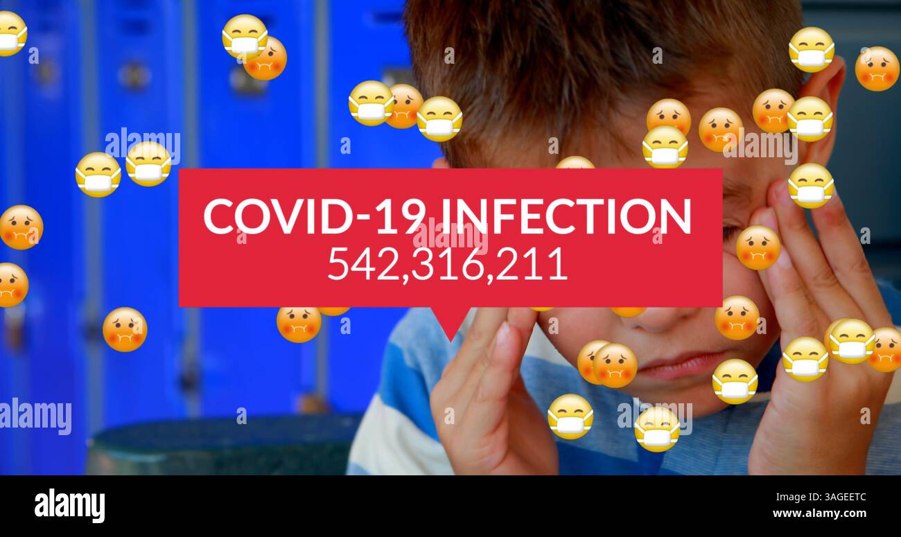 Bild des COVID-19-Infektionstextes mit wachsenden Zahlen, Emojis, die auf den Schuljungen fließen, der sein TEM massiert Stockfoto