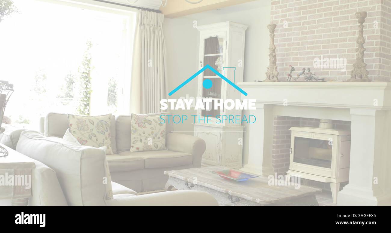 Wohnzimmer mit gemütlichem Sofa und Kamin, die „Stay at Home“-Botschaft Stockfoto