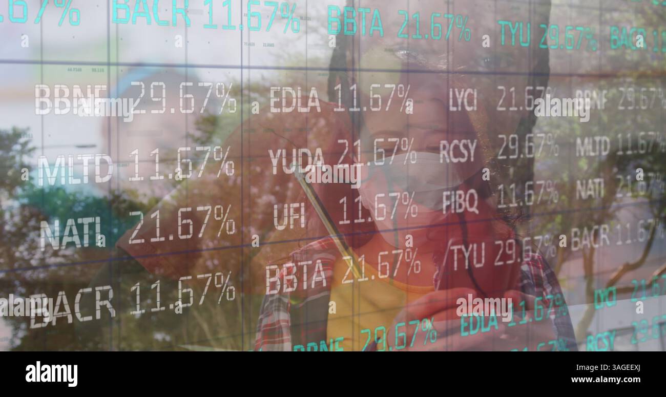 Analyse der Börsendaten auf einem transparenten Bildschirm, mit Fokus auf die Person mit Maske Stockfoto