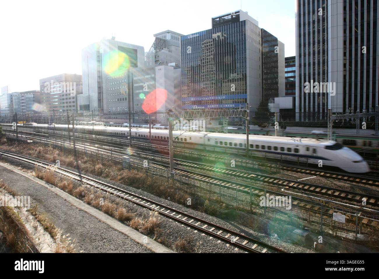 5. Februar 2010 – Tokio, Japan – der Shinkansen, auch bekannt als „Hochgeschwindigkeitszug“, ist ein Netz von Hochgeschwindigkeitsbahnstrecken in Japan, das von vier Unternehmen der Japan Railways Group betrieben wird. Mit dem 210 km/h (130 mph) Tkaid Shinkansen im Jahr 1964 wurde das inzwischen 2.459 km (1.528 mi) lange Netz erweitert, um die meisten größeren Städte der Inseln mit Geschwindigkeiten von bis zu 300 km/h (186 mph) zu verbinden. Die Testfahrten erreichten 1996 443 km/h (275 mph) für die konventionelle Bahn und erreichten einen Weltrekord von 581 km/h (Credit Image: Hitoshi Yamada/ZUMAPRESS.com). Stockfoto
