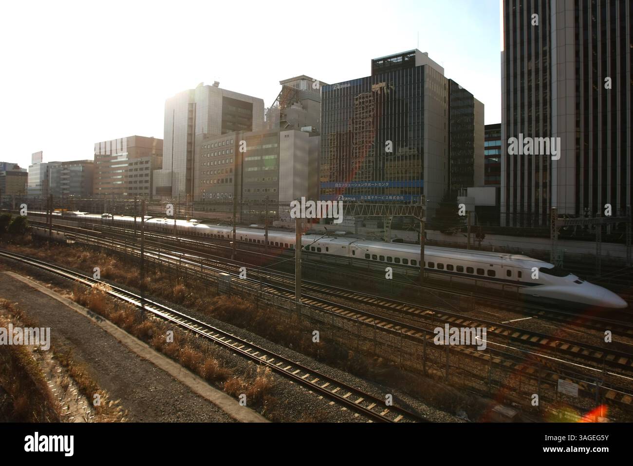 5. Februar 2010 – Tokio, Japan – der Shinkansen, auch bekannt als „Hochgeschwindigkeitszug“, ist ein Netz von Hochgeschwindigkeitsbahnstrecken in Japan, das von vier Unternehmen der Japan Railways Group betrieben wird. Mit dem 210 km/h (130 mph) Tkaid Shinkansen im Jahr 1964 wurde das inzwischen 2.459 km (1.528 mi) lange Netz erweitert, um die meisten größeren Städte der Inseln mit Geschwindigkeiten von bis zu 300 km/h (186 mph) zu verbinden. Die Testfahrten erreichten 1996 443 km/h (275 mph) für die konventionelle Bahn und erreichten einen Weltrekord von 581 km/h (Credit Image: Hitoshi Yamada/ZUMAPRESS.com). Stockfoto