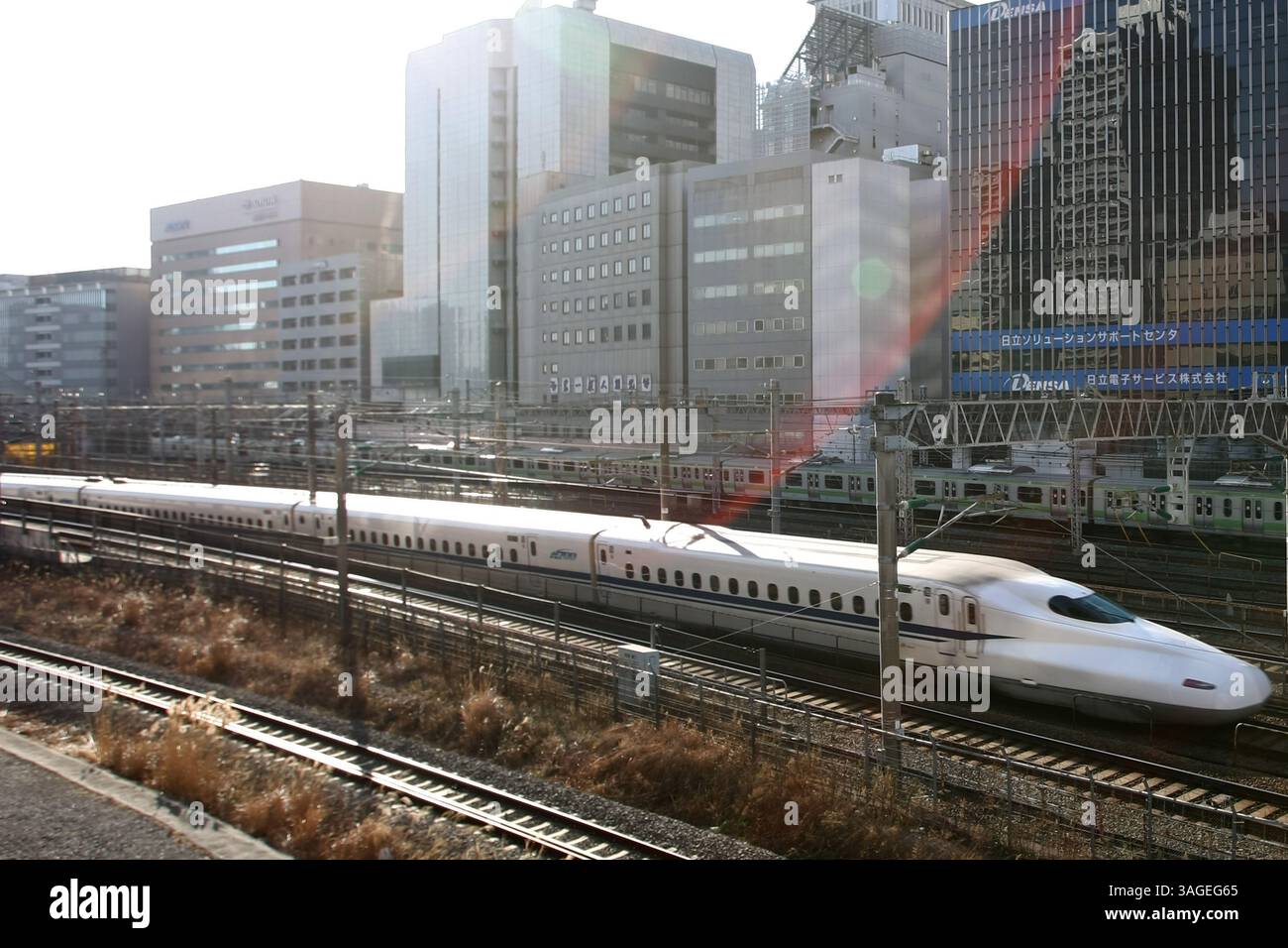 5. Februar 2010 – Tokio, Japan – der Shinkansen, auch bekannt als „Hochgeschwindigkeitszug“, ist ein Netz von Hochgeschwindigkeitsbahnstrecken in Japan, das von vier Unternehmen der Japan Railways Group betrieben wird. Mit dem 210 km/h (130 mph) Tkaid Shinkansen im Jahr 1964 wurde das inzwischen 2.459 km (1.528 mi) lange Netz erweitert, um die meisten größeren Städte der Inseln mit Geschwindigkeiten von bis zu 300 km/h (186 mph) zu verbinden. Die Testfahrten erreichten 1996 443 km/h (275 mph) für die konventionelle Bahn und erreichten einen Weltrekord von 581 km/h (Credit Image: Hitoshi Yamada/ZUMAPRESS.com). Stockfoto