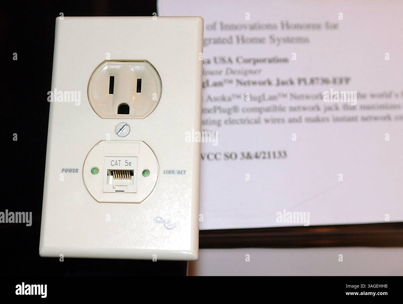 Januar 2004; Las Vegas, CA, USA; Asoka USA PLUGLAN NETWORK JACK, Gewinner der Best of Innovations for Integrated Home Systems auf der International Consumer Electronics Show 2004. (Bild: Vaughn Youtz/ZUMAPRESS.com) Stockfoto