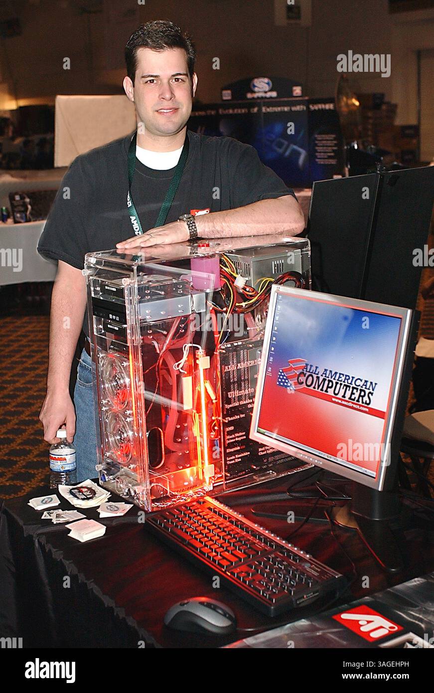 Januar 2004; Las Vegas, NV, USA; KYLE FELSTEIN, Besitzer aller amerikanischen Computer mit dem von ihm gebauten Super-Gaming-Computer und einer ATI Radeon 9800 XT-Karte, einer AMD Athlon FX 51 CPU, einem ASUS SX8V Motherboard und einem Kingston Hyper X 1 GB Memory Kit mit einem liqiud Custom Active Cooling System, wurde dem Gewinner einer Verlosung bei den 1. jährlichen AMD/ATI Cyber X Games angeboten. (Bild: Vaughn Youtz/ZUMAPRESS.com) Stockfoto