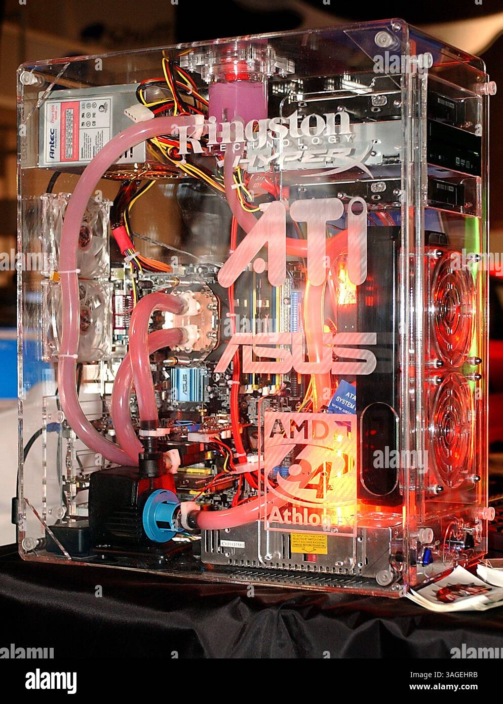 Januar 2004; Las Vegas, NV, USA; der Gewinner einer Verlosung bei den 1. jährlichen AMD/ATI Cyber X Games erhielt einen Super-Gaming-Computer, der von allen amerikanischen Computern gebaut wurde und mit einer ATI Radeon 9800 XT-Karte, einer AMD Athlon FX 51 CPU, einem ASUS SX8V Motherboard und einem Kingston Hyper X 1 Gig Memory Kit mit einem liqiud Custom Active Cooling System ausgestattet war. . (Bild: Vaughn Youtz/ZUMAPRESS.com) Stockfoto