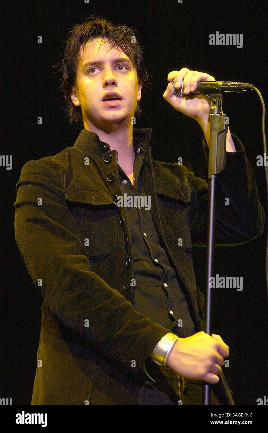 Juni 2004; Irvine, CA, USA; JULIAN CASABLANCAS von „The Strokes“ während des KROQ Weenie Roast 2004. (Bild: Vaughn Youtz/ZUMAPRESS.com) Stockfoto