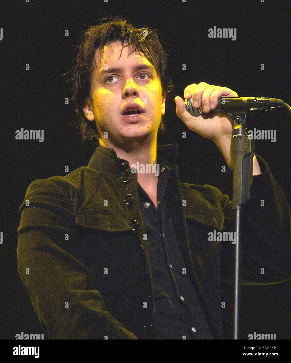 Juni 2004; Irvine, CA, USA; JULIAN CASABLANCAS von „The Strokes“ während des KROQ Weenie Roast 2004. (Bild: Vaughn Youtz/ZUMAPRESS.com) Stockfoto