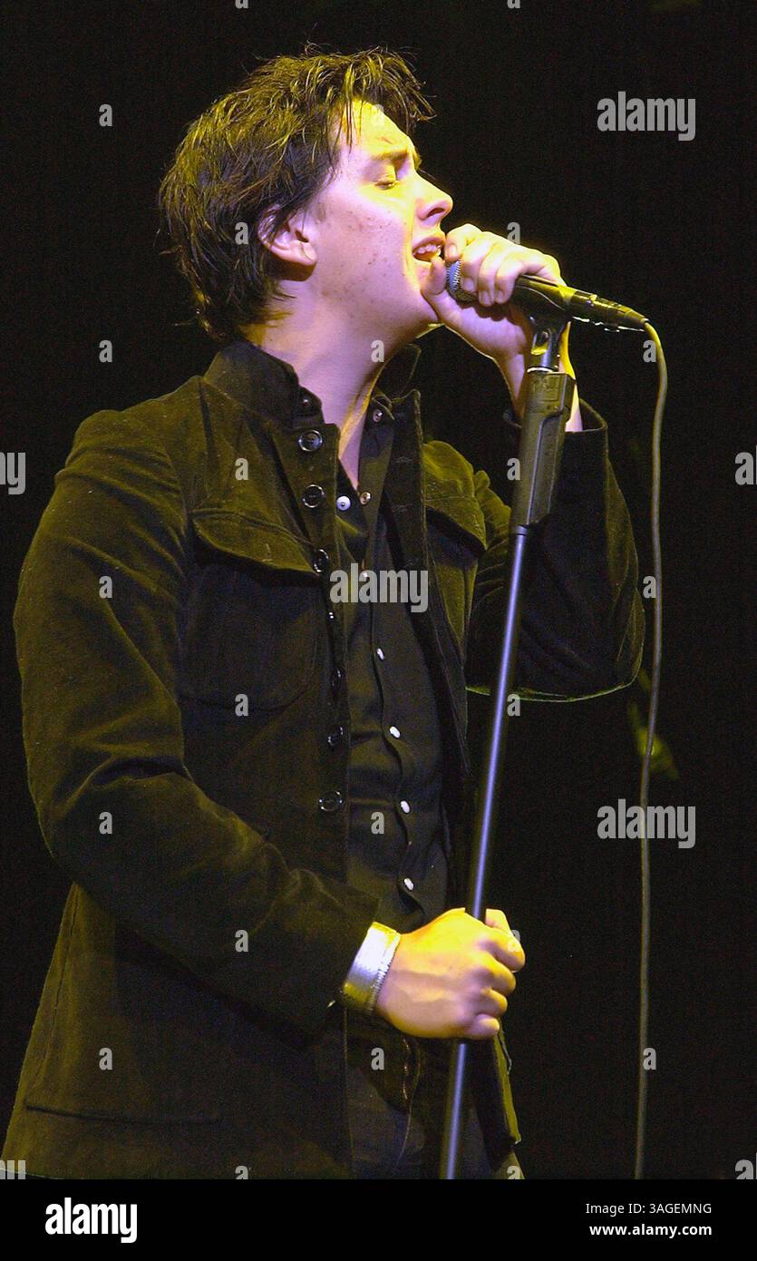 Juni 2004; Irvine, CA, USA; JULIAN CASABLANCAS von „The Strokes“ während des KROQ Weenie Roast 2004. (Bild: Vaughn Youtz/ZUMAPRESS.com) Stockfoto