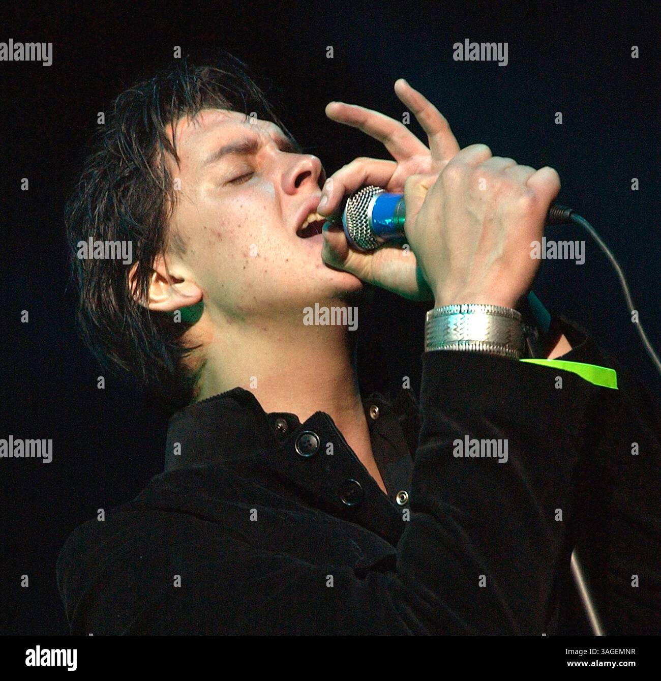 Juni 2004; Irvine, CA, USA; JULIAN CASABLANCAS von „The Strokes“ während des KROQ Weenie Roast 2004. (Bild: Vaughn Youtz/ZUMAPRESS.com) Stockfoto