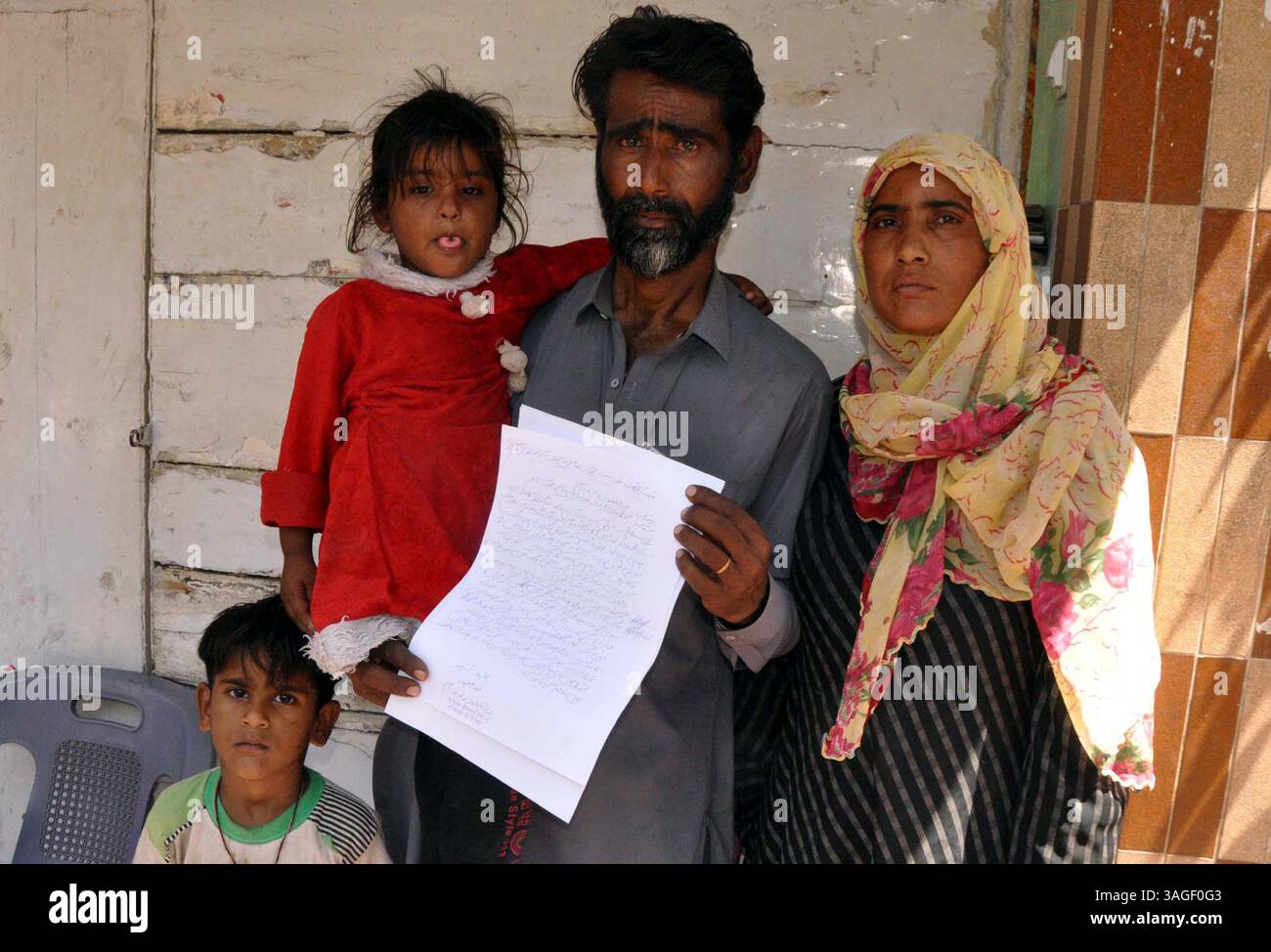 Die Bewohner von Husri halten am Dienstag, den 8. April 2025, im Pressesaal von Hyderabad eine Protestdemonstration gegen die hohe Handedness einflussreicher Menschen ab. Stockfoto