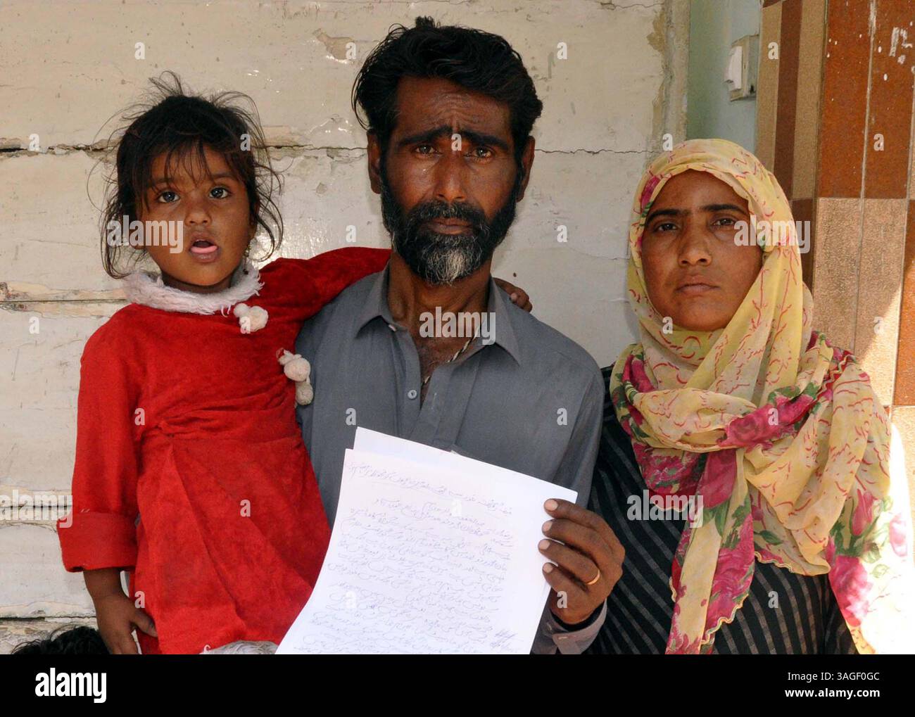 Die Bewohner von Husri halten am Dienstag, den 8. April 2025, im Pressesaal von Hyderabad eine Protestdemonstration gegen die hohe Handedness einflussreicher Menschen ab. Stockfoto