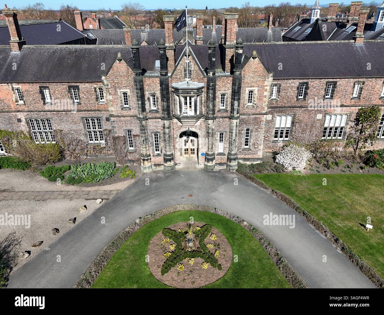 Aus der Vogelperspektive auf das Hauptgebäude des Campus der York St John University. Lord Mayor's Walk, York Stockfoto