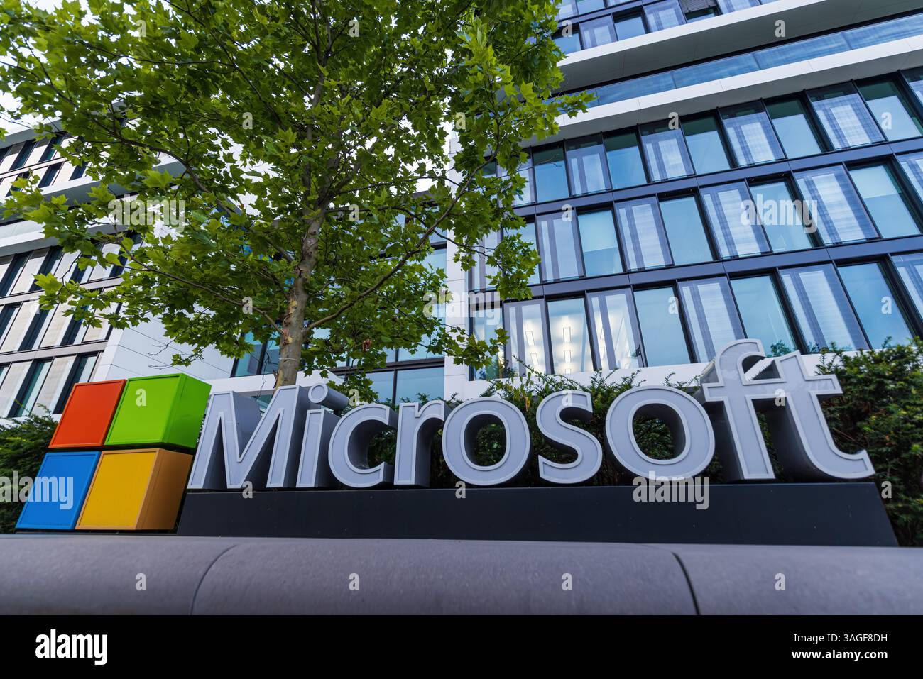 MÜNCHEN, DEUTSCHLAND - 08. APRIL 2025: Microsoft-Logo im Bürogebäude des Unternehmens in München Stockfoto