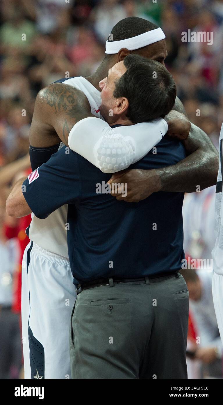 12. August 2012 – London, GBR – der US-amerikanische Lebron James (6) umarmt den US-Trainer Michael Krzyzewski nach seinem Sieg über Spanien während des Goldmedaillenspiels in der North Greenwich Arena während der Olympischen Sommerspiele 2012 in London, England, Sonntag, 12. August 2012. Die USA besiegten Spanien mit 107:100. (Bild: © Harry E. Walker/MCT/TNS via ZUMA Wire) Stockfoto