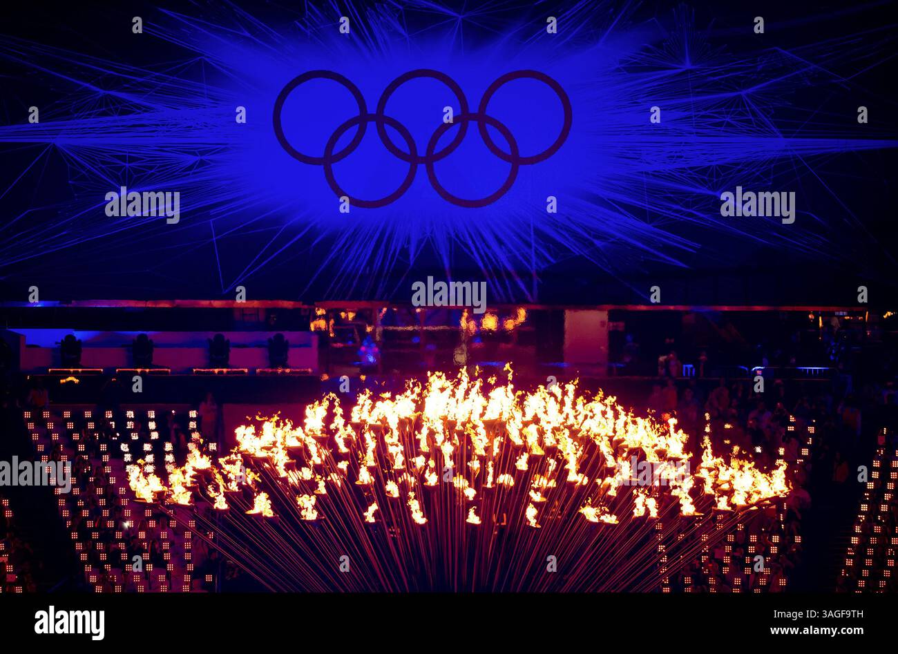 12. August 2012 - London, GBR - der Olympische Kessel wurde eröffnet, bevor er während der Abschlusszeremonie im Olympiastadion während der Olympischen Sommerspiele 2012 in London, England, am Sonntag, den 12. August 2012 erlischt. (Bild: © David Eulitt/Kansas City Star/MCT/ZUMAPRESS.com) Stockfoto