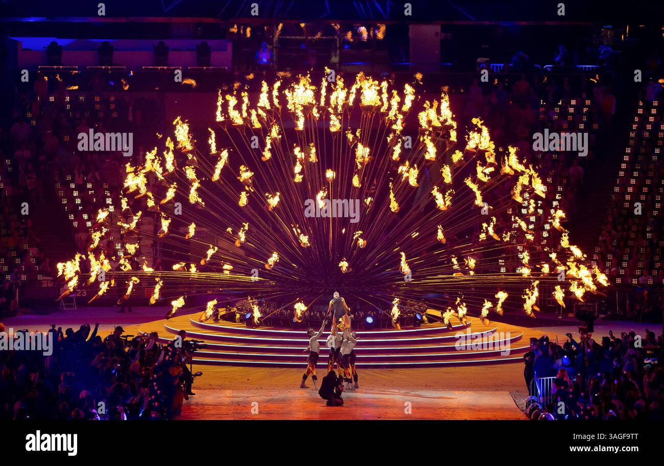 12. August 2012 - London, GBR - der Olympische Kessel wurde eröffnet, bevor er während der Abschlusszeremonie im Olympiastadion während der Olympischen Sommerspiele 2012 in London, England, am Sonntag, den 12. August 2012 erlischt. (Bild: © David Eulitt/Kansas City Star/MCT/ZUMAPRESS.com) Stockfoto