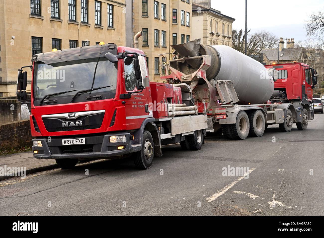 Zementmischer, LKW, LKW, Beton, Pumpwagen, Stadtstraße, Entladen, Bau, Bauarbeiten, Fahrzeug, Diesel, Großbritannien, Bristol Stockfoto