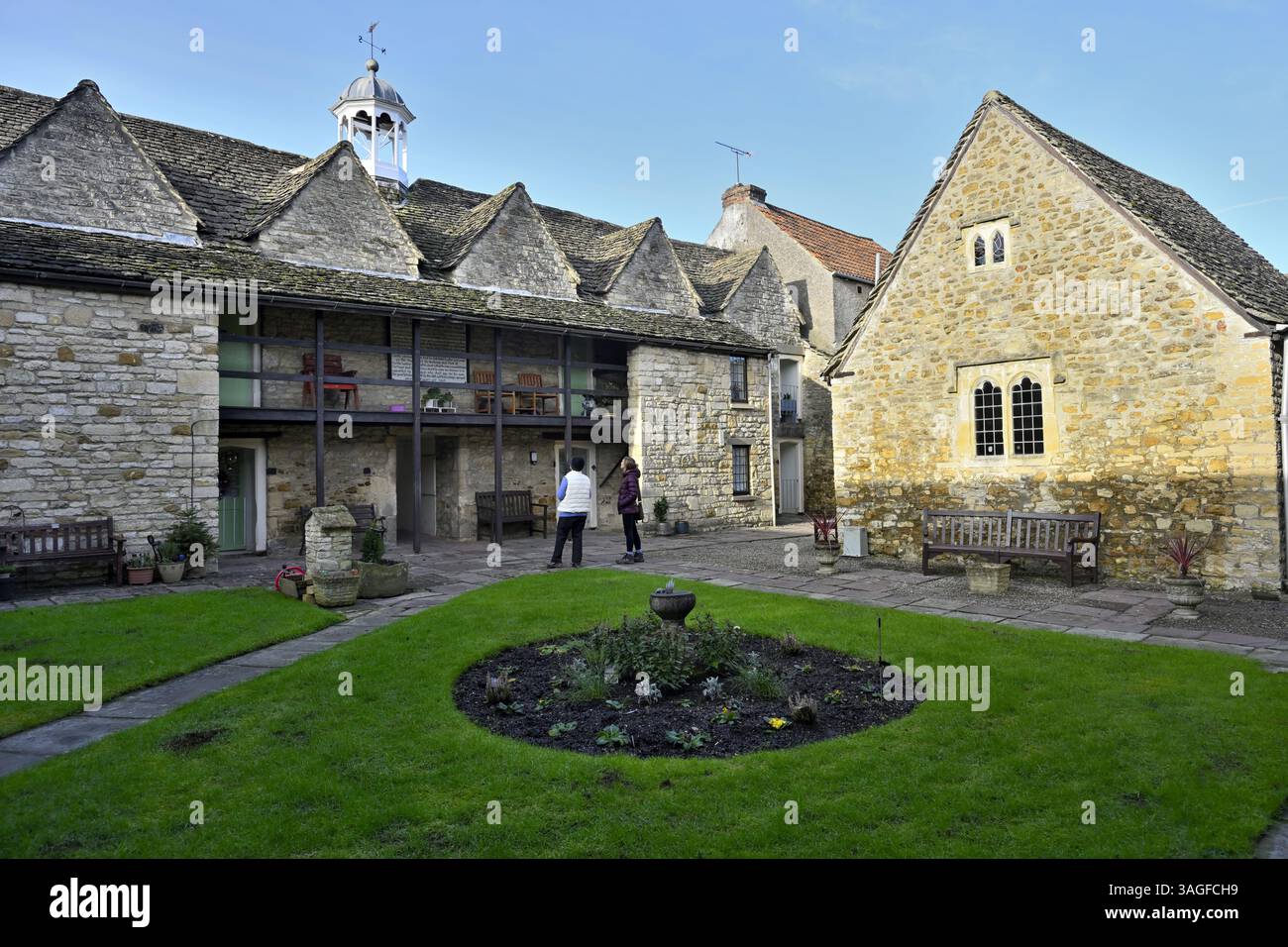 Old Town Wotton-under-Edge, Gloucestershire, im Innenhof der Perry & Dawes Almshouses, Kapelle und Apartments neben dem Innenhof Stockfoto