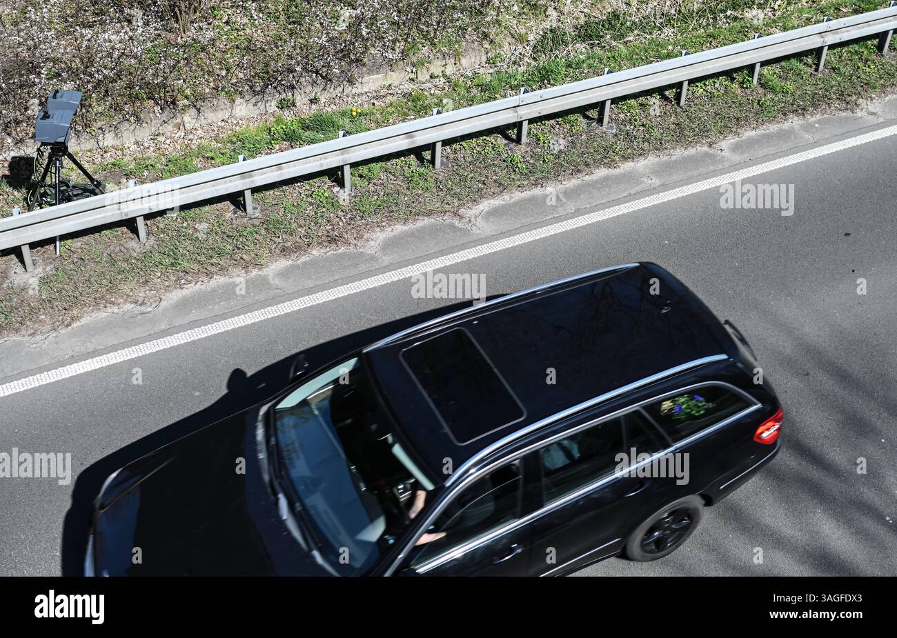 Bundesweiter Blitzermarathon 2025 eine mobile Messeinheit des Typs Poliscan FM1 vom Hersteller Vitronic steht am Straßenrand und bewacht den fließenden Verkehr. Vom 7. bis 13. April führen zahlreiche Behörden wieder eine bundesweite Speedweek in Deutschland durch. Aurich Niedersachsen Deutschland *** bundesweiter Radarkameramarathon 2025 Eine mobile Messeinheit vom Typ Poliscan FM1 des Herstellers Vitronic steht am Straßenrand und überwacht den fahrenden Verkehr vom 7. Bis 13. April werden zahlreiche Behörden erneut eine bundesweite Speedweek in Deutschland Aurich Niedersachsen veranstalten Stockfoto