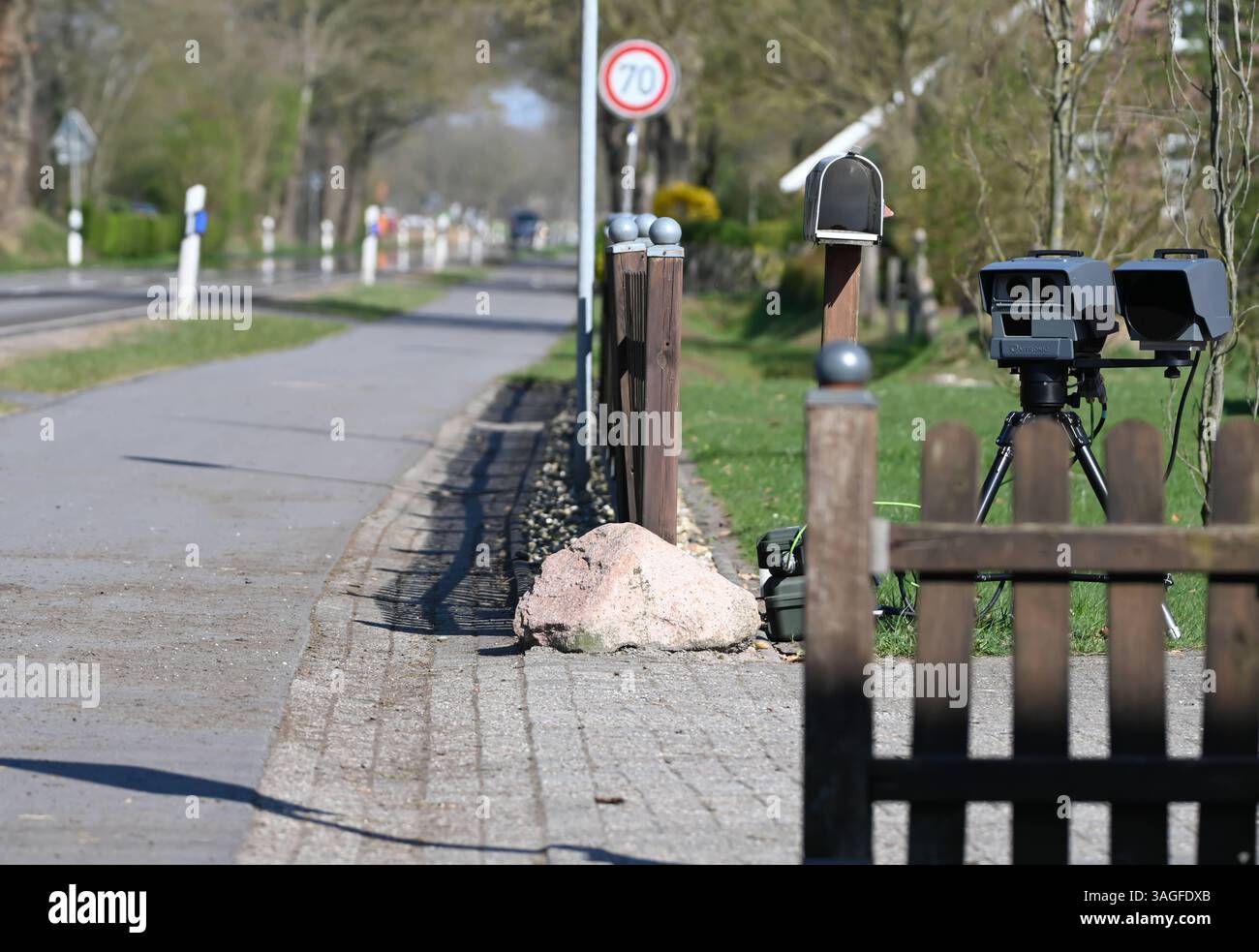 Bundesweiter Blitzermarathon 2025 eine mobile Messeinheit des Typs Poliscan FM1 vom Hersteller Vitronic steht am Straßenrand und bewacht den fließenden Verkehr. Vom 7. bis 13. April führen zahlreiche Behörden wieder eine bundesweite Speedweek in Deutschland durch. Aurich Niedersachsen Deutschland *** bundesweiter Radarkameramarathon 2025 Eine mobile Messeinheit vom Typ Poliscan FM1 des Herstellers Vitronic steht am Straßenrand und überwacht den fahrenden Verkehr vom 7. Bis 13. April werden zahlreiche Behörden erneut eine bundesweite Speedweek in Deutschland Aurich Niedersachsen veranstalten Stockfoto