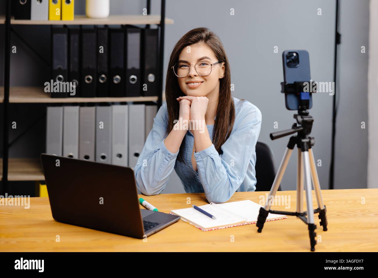 Videokonferenz Und Schulung. Klasse verschiedener Schüler, die per Fernzugriff online über die Web-App lernen. Lehrerin, die Unterricht mit Laptop, Aufnahme gibt Stockfoto