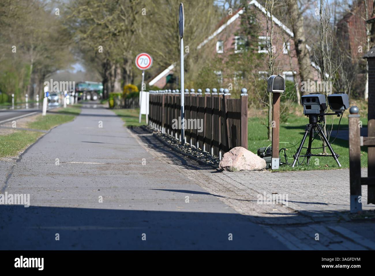 Bundesweiter Blitzermarathon 2025 eine mobile Messeinheit des Typs Poliscan FM1 vom Hersteller Vitronic steht am Straßenrand und bewacht den fließenden Verkehr. Vom 7. bis 13. April führen zahlreiche Behörden wieder eine bundesweite Speedweek in Deutschland durch. Aurich Niedersachsen Deutschland *** bundesweiter Radarkameramarathon 2025 Eine mobile Messeinheit vom Typ Poliscan FM1 des Herstellers Vitronic steht am Straßenrand und überwacht den fahrenden Verkehr vom 7. Bis 13. April werden zahlreiche Behörden erneut eine bundesweite Speedweek in Deutschland Aurich Niedersachsen veranstalten Stockfoto