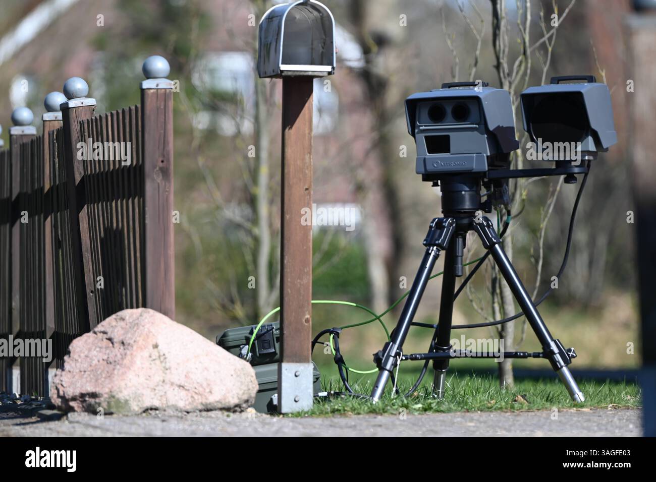 Bundesweiter Blitzermarathon 2025 eine mobile Messeinheit des Typs Poliscan FM1 vom Hersteller Vitronic steht am Straßenrand und bewacht den fließenden Verkehr. Vom 7. bis 13. April führen zahlreiche Behörden wieder eine bundesweite Speedweek in Deutschland durch. Aurich Niedersachsen Deutschland *** bundesweiter Radarkameramarathon 2025 Eine mobile Messeinheit vom Typ Poliscan FM1 des Herstellers Vitronic steht am Straßenrand und überwacht den fahrenden Verkehr vom 7. Bis 13. April werden zahlreiche Behörden erneut eine bundesweite Speedweek in Deutschland Aurich Niedersachsen veranstalten Stockfoto