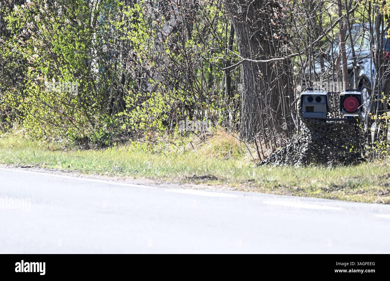 Bundesweiter Blitzermarathon 2025 eine mobile Messeinheit des Typs Poliscan FM1 vom Hersteller Vitronic steht am Straßenrand und bewacht den fließenden Verkehr. Vom 7. bis 13. April führen zahlreiche Behörden wieder eine bundesweite Speedweek in Deutschland durch. Aurich Niedersachsen Deutschland *** bundesweiter Radarkameramarathon 2025 Eine mobile Messeinheit vom Typ Poliscan FM1 des Herstellers Vitronic steht am Straßenrand und überwacht den fahrenden Verkehr vom 7. Bis 13. April werden zahlreiche Behörden erneut eine bundesweite Speedweek in Deutschland Aurich Niedersachsen veranstalten Stockfoto