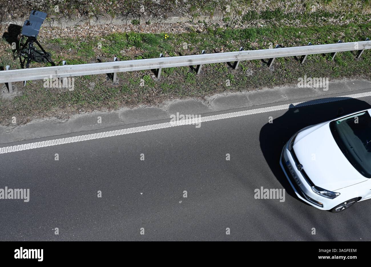 Bundesweiter Blitzermarathon 2025 eine mobile Messeinheit des Typs Poliscan FM1 vom Hersteller Vitronic steht am Straßenrand und bewacht den fließenden Verkehr. Vom 7. bis 13. April führen zahlreiche Behörden wieder eine bundesweite Speedweek in Deutschland durch. Aurich Niedersachsen Deutschland *** bundesweiter Radarkameramarathon 2025 Eine mobile Messeinheit vom Typ Poliscan FM1 des Herstellers Vitronic steht am Straßenrand und überwacht den fahrenden Verkehr vom 7. Bis 13. April werden zahlreiche Behörden erneut eine bundesweite Speedweek in Deutschland Aurich Niedersachsen veranstalten Stockfoto