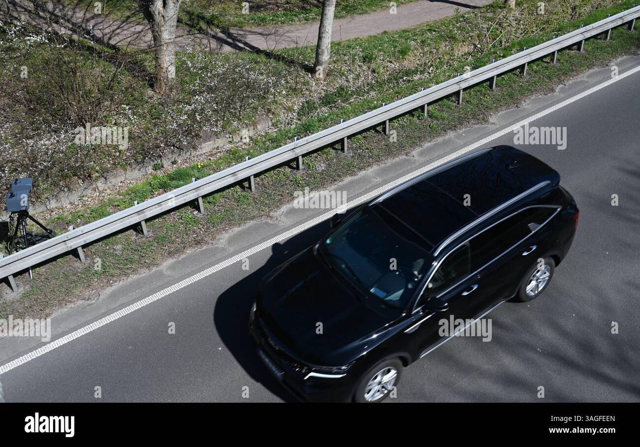 Bundesweiter Blitzermarathon 2025 eine mobile Messeinheit des Typs Poliscan FM1 vom Hersteller Vitronic steht am Straßenrand und bewacht den fließenden Verkehr. Vom 7. bis 13. April führen zahlreiche Behörden wieder eine bundesweite Speedweek in Deutschland durch. Aurich Niedersachsen Deutschland *** bundesweiter Radarkameramarathon 2025 Eine mobile Messeinheit vom Typ Poliscan FM1 des Herstellers Vitronic steht am Straßenrand und überwacht den fahrenden Verkehr vom 7. Bis 13. April werden zahlreiche Behörden erneut eine bundesweite Speedweek in Deutschland Aurich Niedersachsen veranstalten Stockfoto