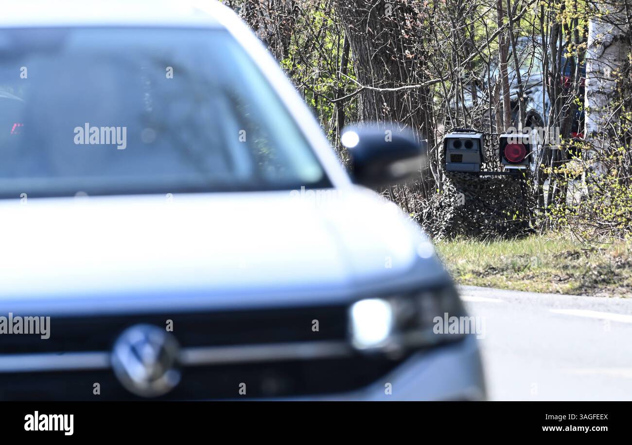 Bundesweiter Blitzermarathon 2025 eine mobile Messeinheit des Typs Poliscan FM1 vom Hersteller Vitronic steht am Straßenrand und bewacht den fließenden Verkehr. Vom 7. bis 13. April führen zahlreiche Behörden wieder eine bundesweite Speedweek in Deutschland durch. Aurich Niedersachsen Deutschland *** bundesweiter Radarkameramarathon 2025 Eine mobile Messeinheit vom Typ Poliscan FM1 des Herstellers Vitronic steht am Straßenrand und überwacht den fahrenden Verkehr vom 7. Bis 13. April werden zahlreiche Behörden erneut eine bundesweite Speedweek in Deutschland Aurich Niedersachsen veranstalten Stockfoto