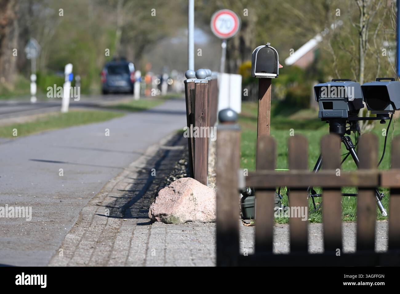 Bundesweiter Blitzermarathon 2025 eine mobile Messeinheit des Typs Poliscan FM1 vom Hersteller Vitronic steht am Straßenrand und bewacht den fließenden Verkehr. Vom 7. bis 13. April führen zahlreiche Behörden wieder eine bundesweite Speedweek in Deutschland durch. Aurich Niedersachsen Deutschland *** bundesweiter Radarkameramarathon 2025 Eine mobile Messeinheit vom Typ Poliscan FM1 des Herstellers Vitronic steht am Straßenrand und überwacht den fahrenden Verkehr vom 7. Bis 13. April werden zahlreiche Behörden erneut eine bundesweite Speedweek in Deutschland Aurich Niedersachsen veranstalten Stockfoto