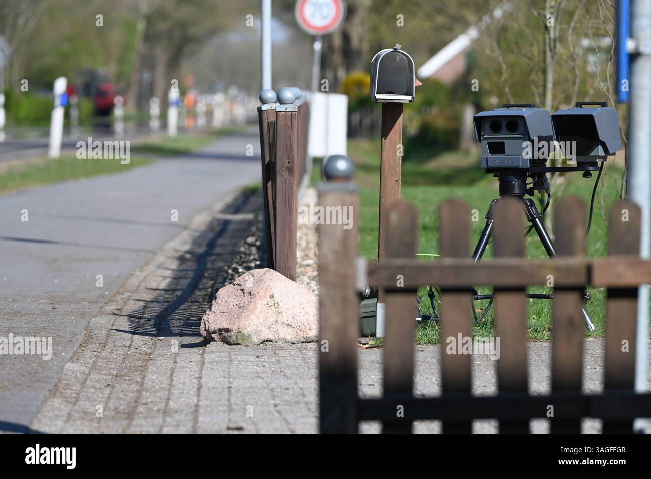 Bundesweiter Blitzermarathon 2025 eine mobile Messeinheit des Typs Poliscan FM1 vom Hersteller Vitronic steht am Straßenrand und bewacht den fließenden Verkehr. Vom 7. bis 13. April führen zahlreiche Behörden wieder eine bundesweite Speedweek in Deutschland durch. Aurich Niedersachsen Deutschland *** bundesweiter Radarkameramarathon 2025 Eine mobile Messeinheit vom Typ Poliscan FM1 des Herstellers Vitronic steht am Straßenrand und überwacht den fahrenden Verkehr vom 7. Bis 13. April werden zahlreiche Behörden erneut eine bundesweite Speedweek in Deutschland Aurich Niedersachsen veranstalten Stockfoto
