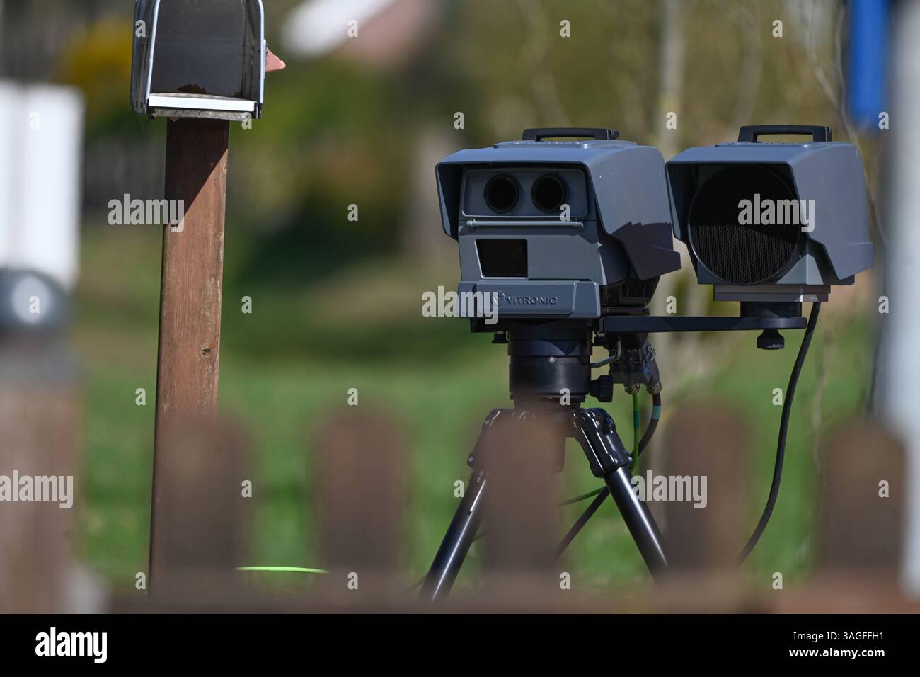 Bundesweiter Blitzermarathon 2025 eine mobile Messeinheit des Typs Poliscan FM1 vom Hersteller Vitronic steht am Straßenrand und bewacht den fließenden Verkehr. Vom 7. bis 13. April führen zahlreiche Behörden wieder eine bundesweite Speedweek in Deutschland durch. Aurich Niedersachsen Deutschland *** bundesweiter Radarkameramarathon 2025 Eine mobile Messeinheit vom Typ Poliscan FM1 des Herstellers Vitronic steht am Straßenrand und überwacht den fahrenden Verkehr vom 7. Bis 13. April werden zahlreiche Behörden erneut eine bundesweite Speedweek in Deutschland Aurich Niedersachsen veranstalten Stockfoto