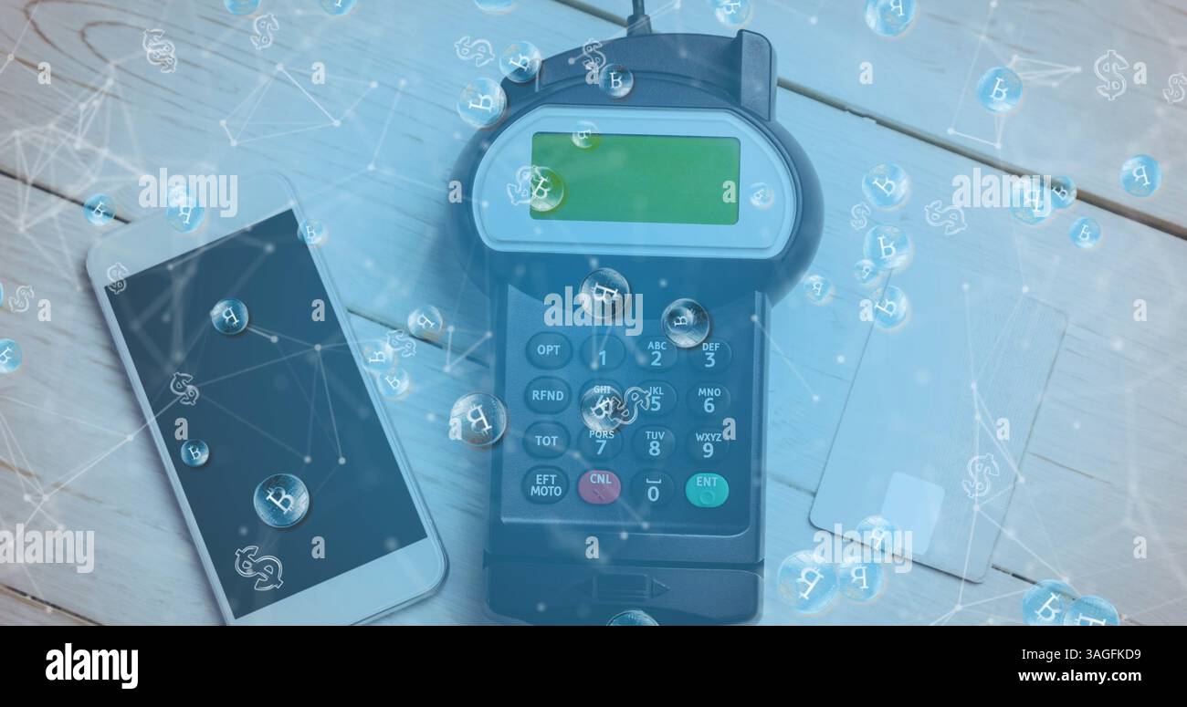 Bild von Bitcoins über Smartphone und Zahlungsterminal Stockfoto