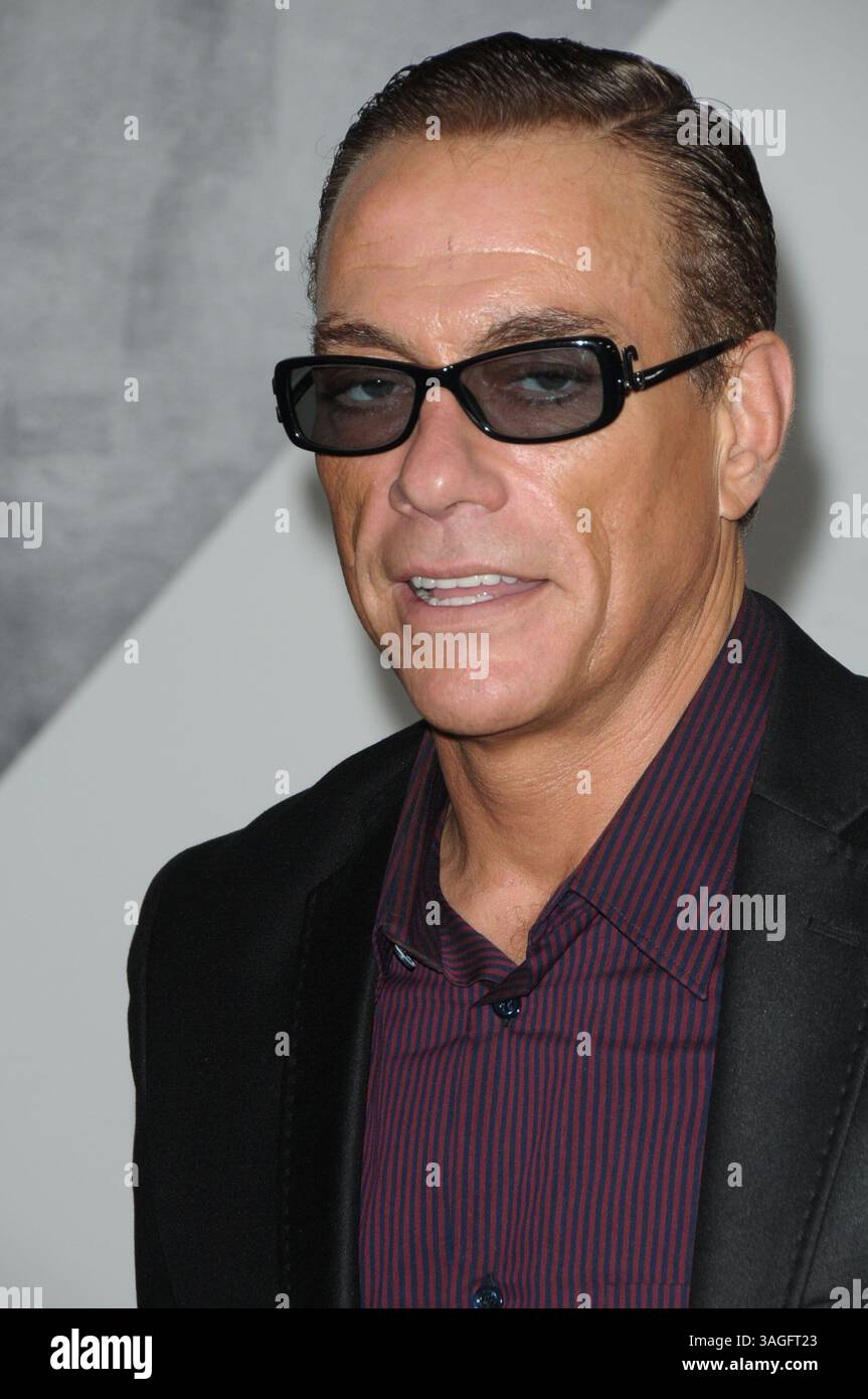 15. August 2012 – Los Angeles, Kalifornien, USA – Schauspieler JEAN CLAUDE VAN DAMME bei der Premiere der Expendables 2 in Los Angeles im Graquman's Chines Theater. (Kreditbild: © Jeff Frank/ZUMAPRESS.com) Stockfoto