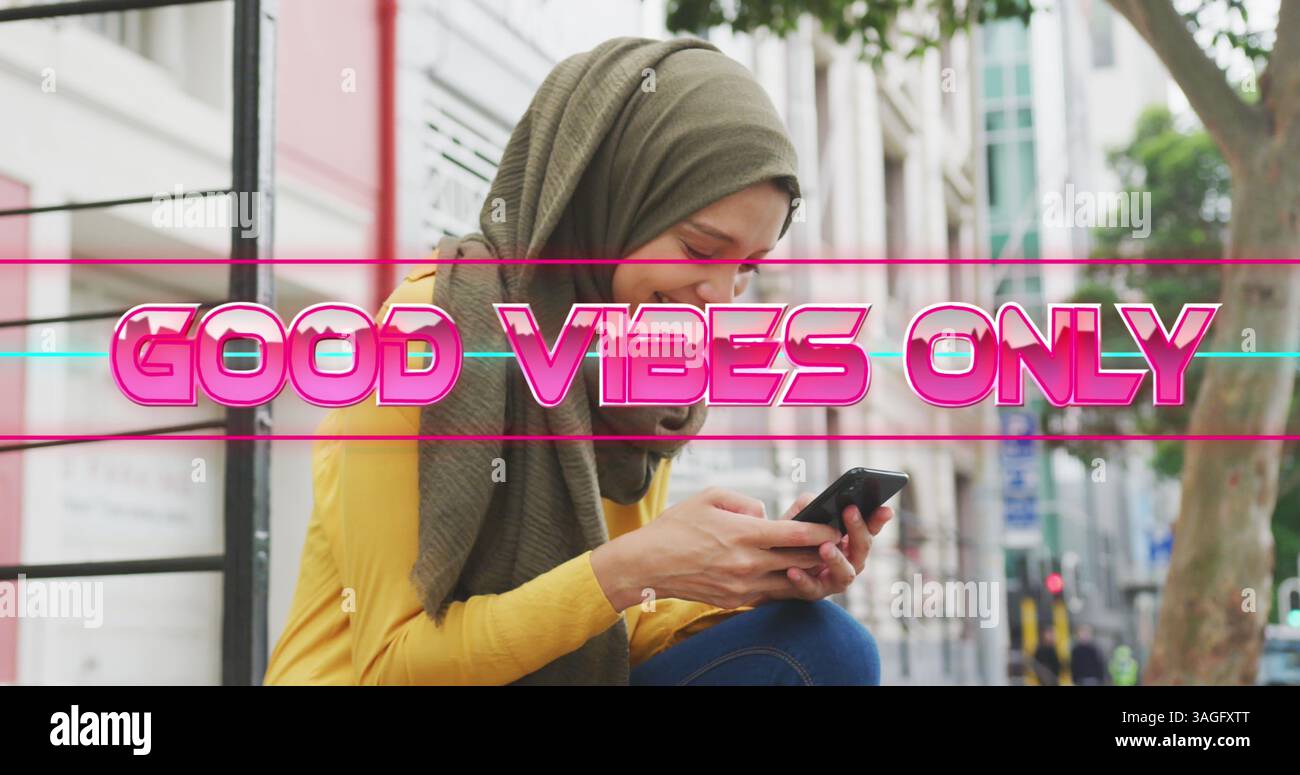 Bild von Text Gute Vibes nur über Frauen, die ein Smartphone verwenden Stockfoto