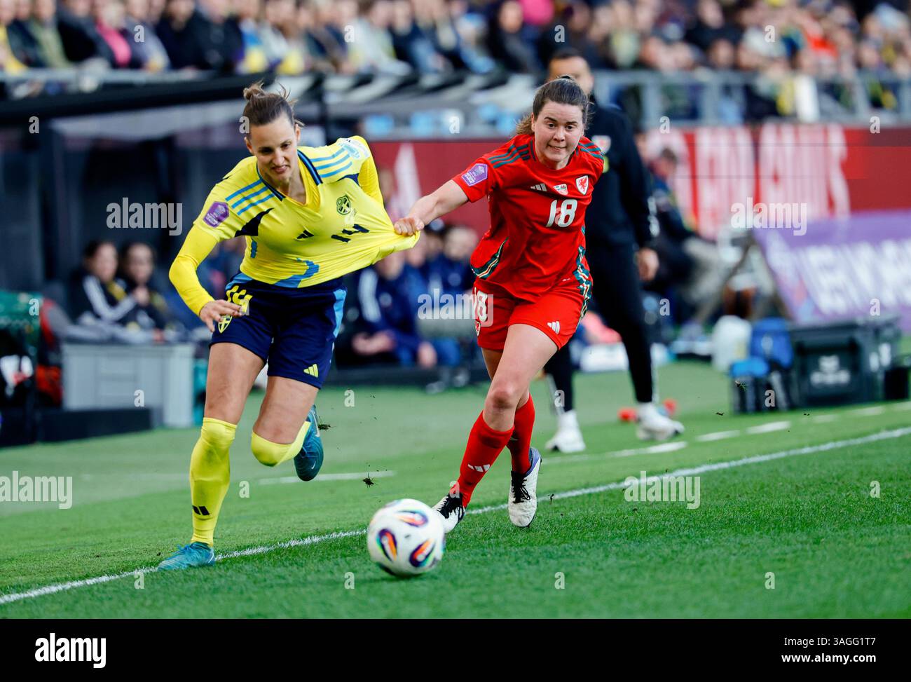 Die schwedische Nathalie Björn wird am 8. april 2025 von der walisischen Esther Morgan während der Women's Division der Nations League verfolgt, Einem Gruppen4-Fußballspiel zwischen Schweden und Wales in Gamla Ullevi, Göteborg, Schweden. Foto: Adam Ihse/TT/Code 9200 Credit: TT News Agency/Alamy Live News Stockfoto