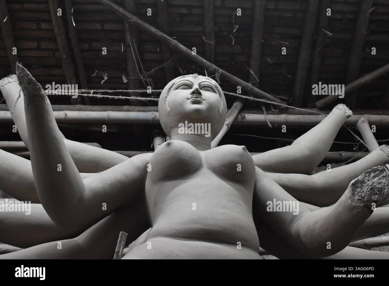 Tonidol der Göttin Durga in einer traditionellen Handwerkstatt in Kumartuli, Kalkutta, Indien. Stockfoto