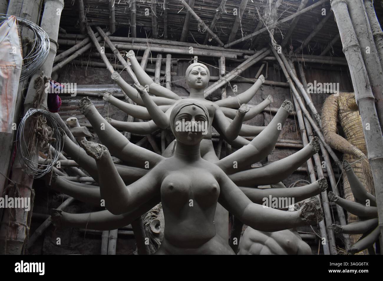 Tonidol der Göttin Durga in einer traditionellen Handwerkstatt in Kumartuli, Kalkutta, Indien. Stockfoto
